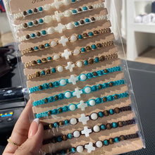 Load image into Gallery viewer, Pulseras de hilo con figuras