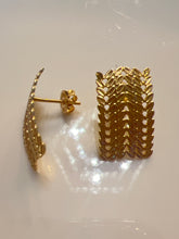 Load image into Gallery viewer, Aritos enchape de oro
