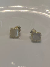 Load image into Gallery viewer, Aritos Plata con baño de Oro
