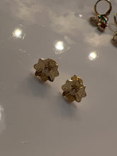 Load image into Gallery viewer, Aritos enchape de oro
