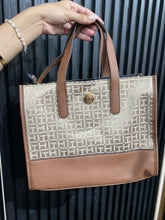 Load image into Gallery viewer, Cartera Tommy Hilfiger - Dama
