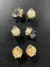Load image into Gallery viewer, Aritos Plata / Rosas blanca
