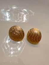 Load image into Gallery viewer, Aritos enchape de oro
