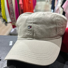 Load image into Gallery viewer, Gorra Tommy Hilfiger
