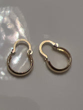 Load image into Gallery viewer, Argollas enchape de Oro
