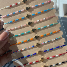 Load image into Gallery viewer, Pulseras de hilo con figuras
