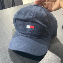 Load image into Gallery viewer, Gorras Tommy Hilfiger
