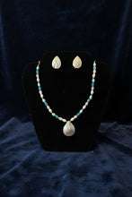 Load image into Gallery viewer, Collares/ Aritos y pulsera de piedra
