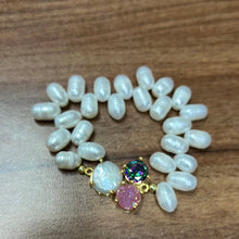 Load image into Gallery viewer, Pulsera con perlas y dije
