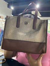 Load image into Gallery viewer, Cartera Tommy Hilfiger - Dama
