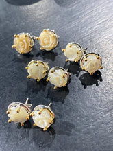 Load image into Gallery viewer, Aritos Plata / Rosas blanca
