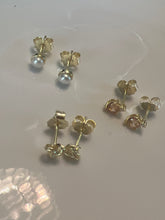 Load image into Gallery viewer, Aritos Plata con baño de Oro
