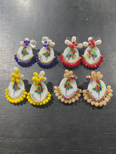 Load image into Gallery viewer, Aritos guacamaya / escudo
