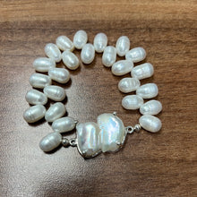 Load image into Gallery viewer, Pulsera con perlas y dije
