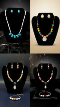 Load image into Gallery viewer, Collares/ Aritos y pulsera de piedra
