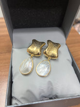Load image into Gallery viewer, Aritos Plata 925/Baño de Oro 14k

