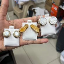 Load image into Gallery viewer, Aritos plata 925 con piedra grande
