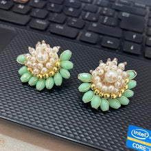 Load image into Gallery viewer, Aritos enchape/Piedras
