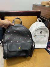 Load image into Gallery viewer, Mochila Tommy Hilfiger
