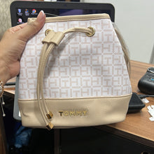 Load image into Gallery viewer, Cartera Tommy Hilfiger
