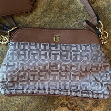Load image into Gallery viewer, Crossbody Tommy Hilfiger
