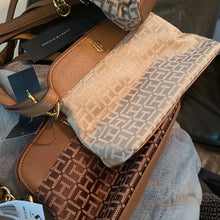 Load image into Gallery viewer, Crossbody Tommy Hilfiger
