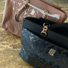 Load image into Gallery viewer, Bolso Tommy Hilfiger
