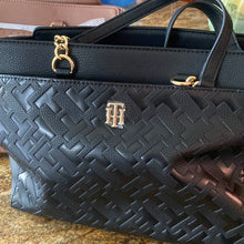 Load image into Gallery viewer, Bolso Tommy Hilfiger

